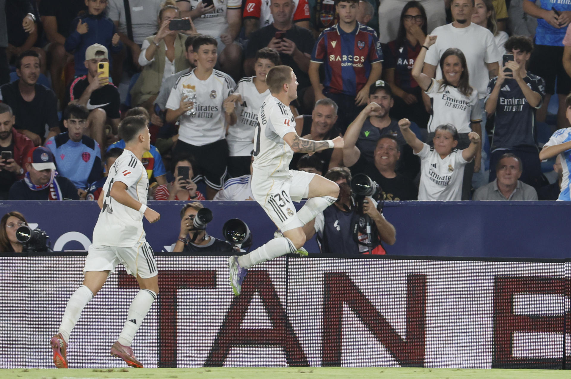 El centrocampista argentino del Real Madrid Franco Mastantuono (d) celebra su gol, segundo del equipo ante el Levante, durante el partido de la sexta jornada de LaLiga ante el Levante. EFE/Ana Escobar