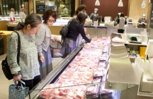 Fotografía de archivo que muestra a personas que compran carne en un supermercado en Tokio (Japón). EFE/EVERETT KENNEDY BROWN