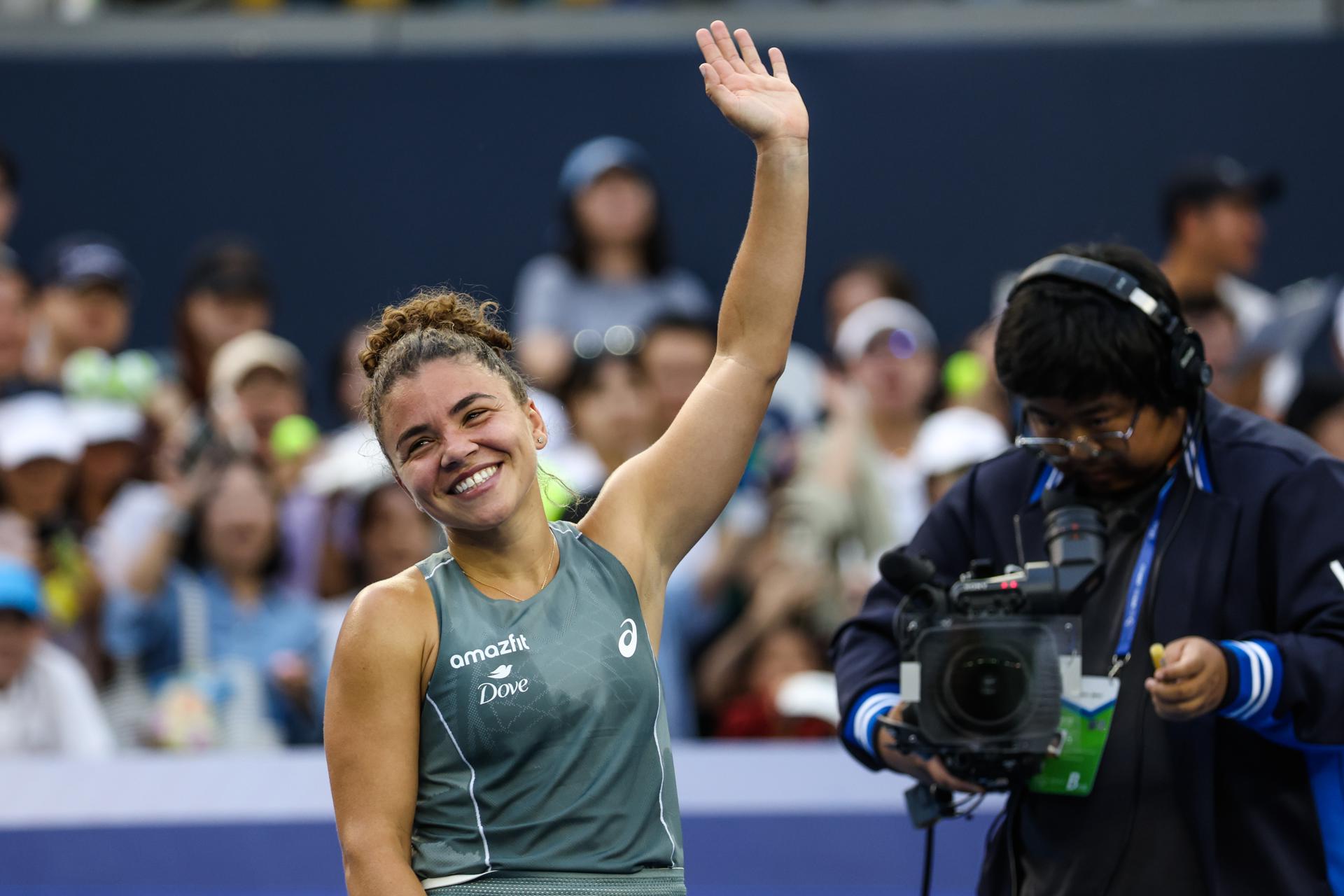 La italiana Jasmine Paolini, sexta cabeza de serie del Abierto de China, celebra su victoria por 6–1 y 6–3 sobre la letona Anastasija Sevastova. EFE/EPA/WU HAO