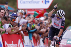 ALTO DE LA FERRAPONA (ASTURIAS), 06/09/2025.- El español Marc Soler (UAE Team) entra vencedor en la decimocuarta etapa de la Vuelta ciclista a España que se disputa este sábado sobre 135,9 kilómetros en Asturias con comienzo en Avilés y final en las duras rampas del Alto de la Ferrapona, en los lagos de Somiedo. EFE/Javier Lizon