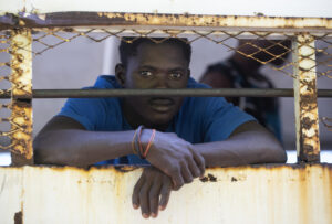 Fotografía de archivo, tomada el pasado 21 de abril, de un ciudadano haitiano detenido en un camión de migración, en Santo Domingo (República Dominicana). EFE/Orlando Barría