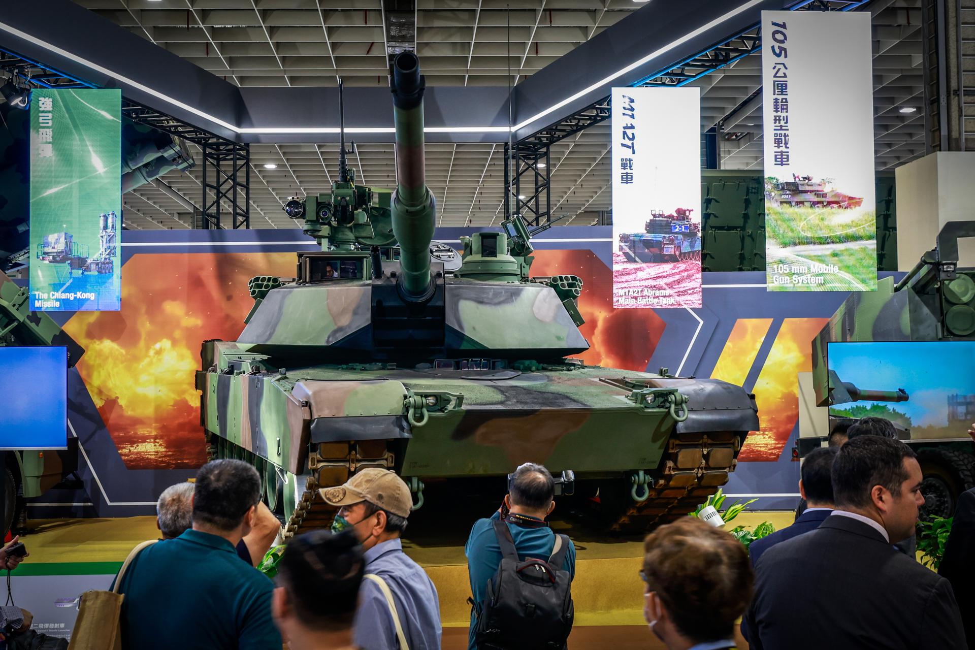 Los visitantes observan un carro de combate M1A2T Abrams fabricado en EE.UU. (C) en exhibición durante la Exposición de Tecnología Aeroespacial y de Defensa de Taipei en Taipei, Taiwán, el 18 de septiembre de 2025. La Exposición de Tecnología Aeroespacial y de Defensa de Taipei (TADTE 2025), organizada por el Consejo de Desarrollo del Comercio Exterior de Taiwán (TAITRA), se lleva a cabo del 18 al 20 de septiembre y marca la edición más grande hasta la fecha, con más de 400 expositores de 14 países, incluidos EE.UU., Francia y Alemania, en más de 1,400 stands para mostrar tecnologías de defensa de vanguardia, sistemas aerospaciales, plataformas no tripuladas e innovaciones espaciales. (Francia, Alemania) EFE/EPA/RITCHIE B. TONGO
//////////
TAIPEI (Taiwan), 18/09/2025.- Visitors observe a US-made M1A2T Abrams Tank (C) on display during the Taipei Aerospace & Defense Technology Exhibition in Taipei, Taiwan, 18 September 2025. The Taipei Aerospace & Defense Technology Exhibition (TADTE 2025), organized by the Taiwan External Trade Development Council (TAITRA), is taking place Sept. 18 to 20 and marks the largest edition yet, featuring over 400 exhibitors from 14 countries, including the U.S., France, and Germany, across more than 1,400 booths to showcase cutting-edge defense technologies, aerospace systems, unmanned platforms, and space innovations. (Francia, Alemania) EFE/EPA/RITCHIE B. TONGO