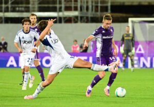 El jugador del Como Nico Paz (I) y el del Fiorentina Hans Nicolussi Caviglia idurante el partido de la Serie A que han jugado ACF Fiorentina y Como 1907, en Florencia, Italia. EFE/EPA/CLAUDIO GIOVANNINI