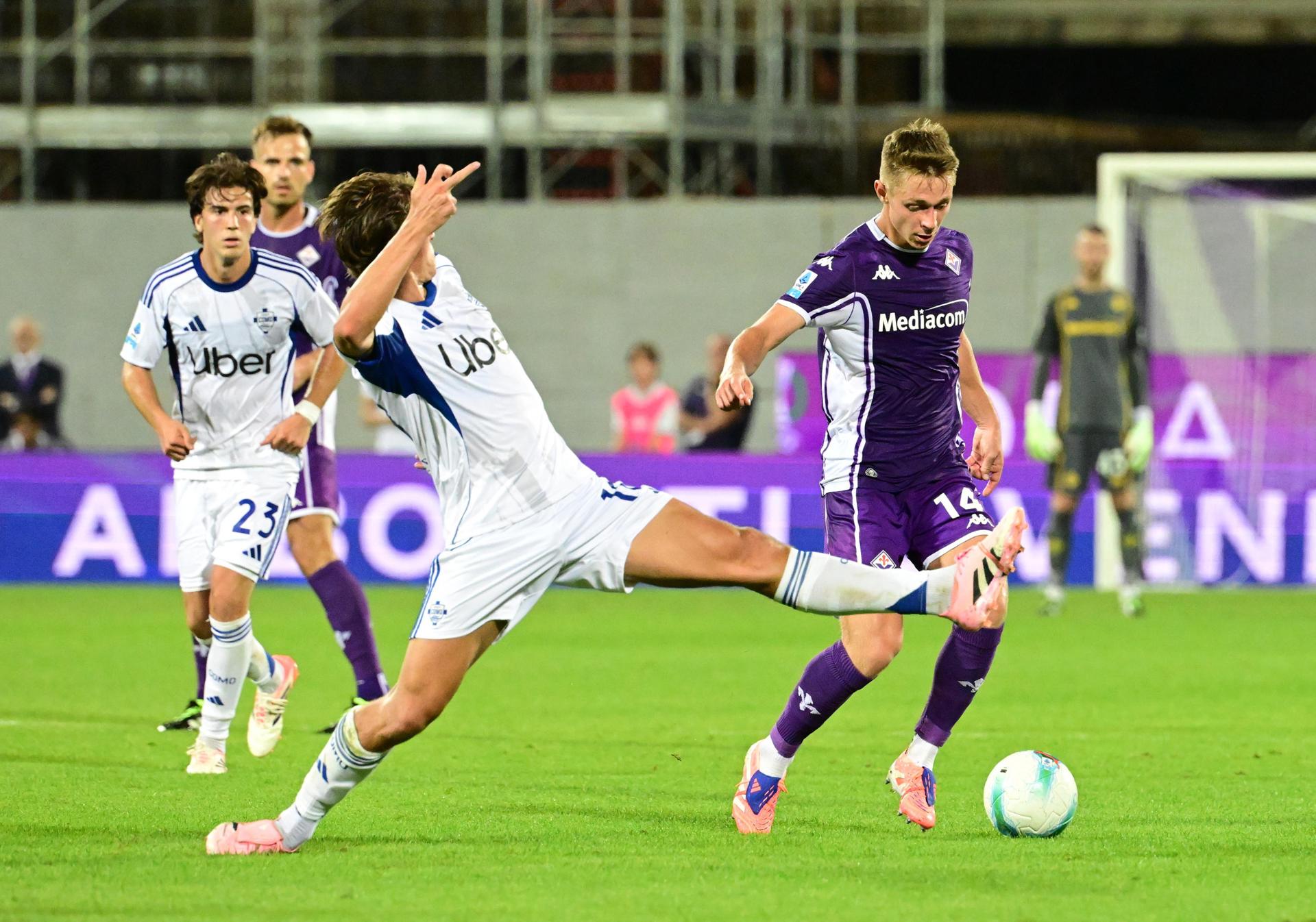 El jugador del Como Nico Paz (I) y el del Fiorentina Hans Nicolussi Caviglia idurante el partido de la Serie A que han jugado ACF Fiorentina y Como 1907, en Florencia, Italia. EFE/EPA/CLAUDIO GIOVANNINI