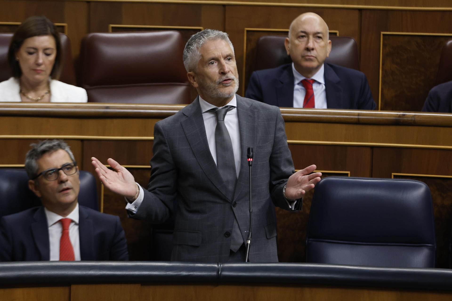 El ministro del Interior, Fernando Grande-Marlaska (d), interviene en el Congreso de los Diputados en Madrid, este miércoles, durante a la primera sesión de control del nuevo período de sesiones. EFE/ J.J. Guillén
