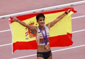 La española María Pérez logró este sábado la medalla de oro en los 20 kilómetros marcha de los Mundiales de atletismo que se disputan en Tokio. EFE/EPA/MAST IRHAM