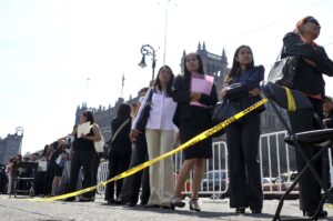 Fotografía de archivo que muestra a personas que esperan en fila en busca de empleo, en el Zócalo de Ciudad de México (México). Fotografía de archivo. EFE/Mario Guzmán