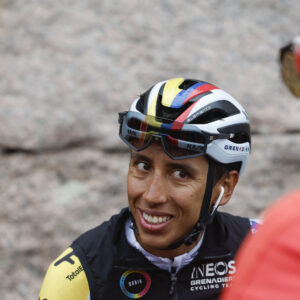El ciclista colombiano del Ineos Grenadiers, Egan Bernal, expresa este martes su felicidad tras imponerse en la etapa 16 de la Vuelta Ciclista a España que trasnscurrió entre Poio y Mos-Castro de Herville (Pontevedra). EFE/ Javier Lizón