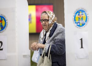 Una mujer mayor sale de la cabina de votación en un colegio electoral, en Chisinau, Moldavia, 28 de septiembre de 2025. Moldavia celebra elecciones parlamentarias el 28 de septiembre, en una votación de alto riesgo que determinará si el país continúa en su camino proeuropeo. (Elecciones, Moldavia) EFE/EPA/DUMITRU DORU
//////////
CHISINAU (MOLDOVA), 28/09/2025.- An elderly woman exits from the voting booth at a polling station, in Chisinau, Moldova, 28 September 2025. Moldova holds parliamentary elections on 28 September, in a high-stakes vote that will determine whether the country continues on its pro-European path. (Elecciones, Moldavia) EFE/EPA/DUMITRU DORU