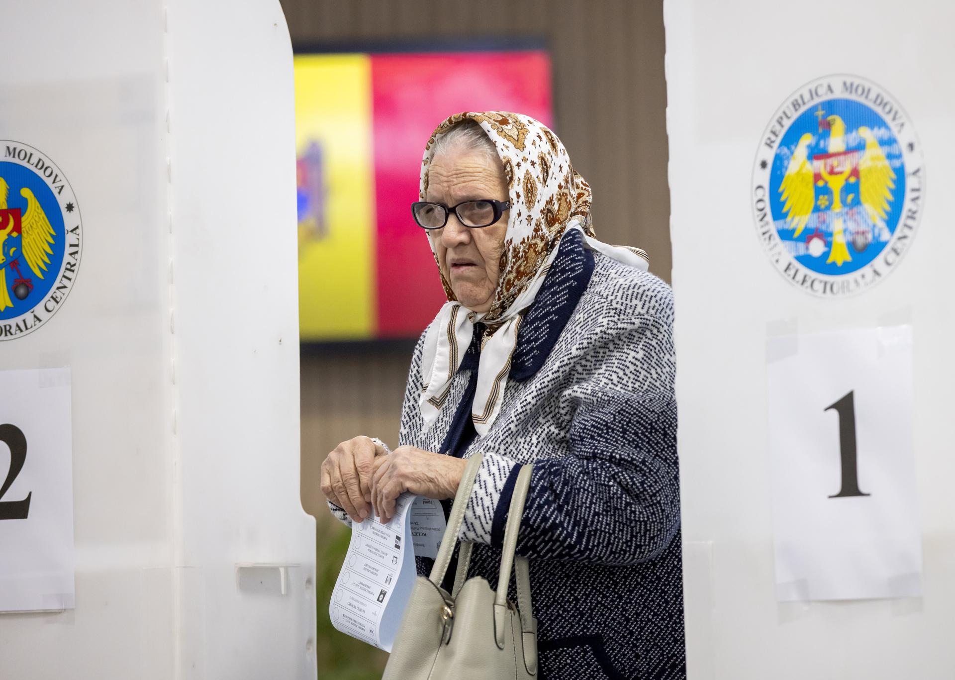 Una mujer mayor sale de la cabina de votación en un colegio electoral, en Chisinau, Moldavia, 28 de septiembre de 2025. Moldavia celebra elecciones parlamentarias el 28 de septiembre, en una votación de alto riesgo que determinará si el país continúa en su camino proeuropeo. (Elecciones, Moldavia) EFE/EPA/DUMITRU DORU
//////////
CHISINAU (MOLDOVA), 28/09/2025.- An elderly woman exits from the voting booth at a polling station, in Chisinau, Moldova, 28 September 2025. Moldova holds parliamentary elections on 28 September, in a high-stakes vote that will determine whether the country continues on its pro-European path. (Elecciones, Moldavia) EFE/EPA/DUMITRU DORU