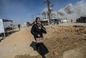 Una mujer palestina corre a refugiarse luego de un ataque aéreo israelí el 8 de sptiembre de 2025, en el oeste de la Ciudad de Gaza (Franja de Gaza). EFE/ Mohammed Saber