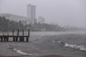 Fotografía que muestra la lluvia y el fuerte oleaje en el balneario de Acapulco en el estado de Guerrero (México). Fotografía de archivo. EFE/ David Guzmán.