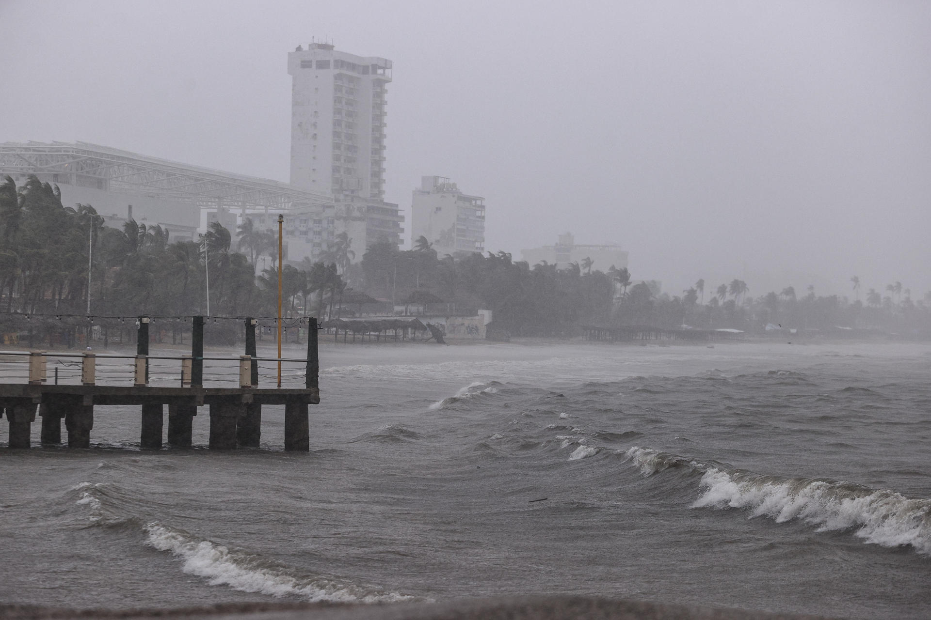 Fotografía que muestra la lluvia y el fuerte oleaje en el balneario de Acapulco en el estado de Guerrero (México). Fotografía de archivo. EFE/ David Guzmán.