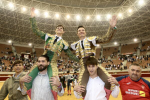 Los toreros Aarón Palacios (i) y Diego Urdiales salen a hombros tras el mano a mano celebrado este martes en la plaza de toros La Ribera, en Logroño, en el marco de la Feria de San Mateo. EFE/Raquel Manzanares