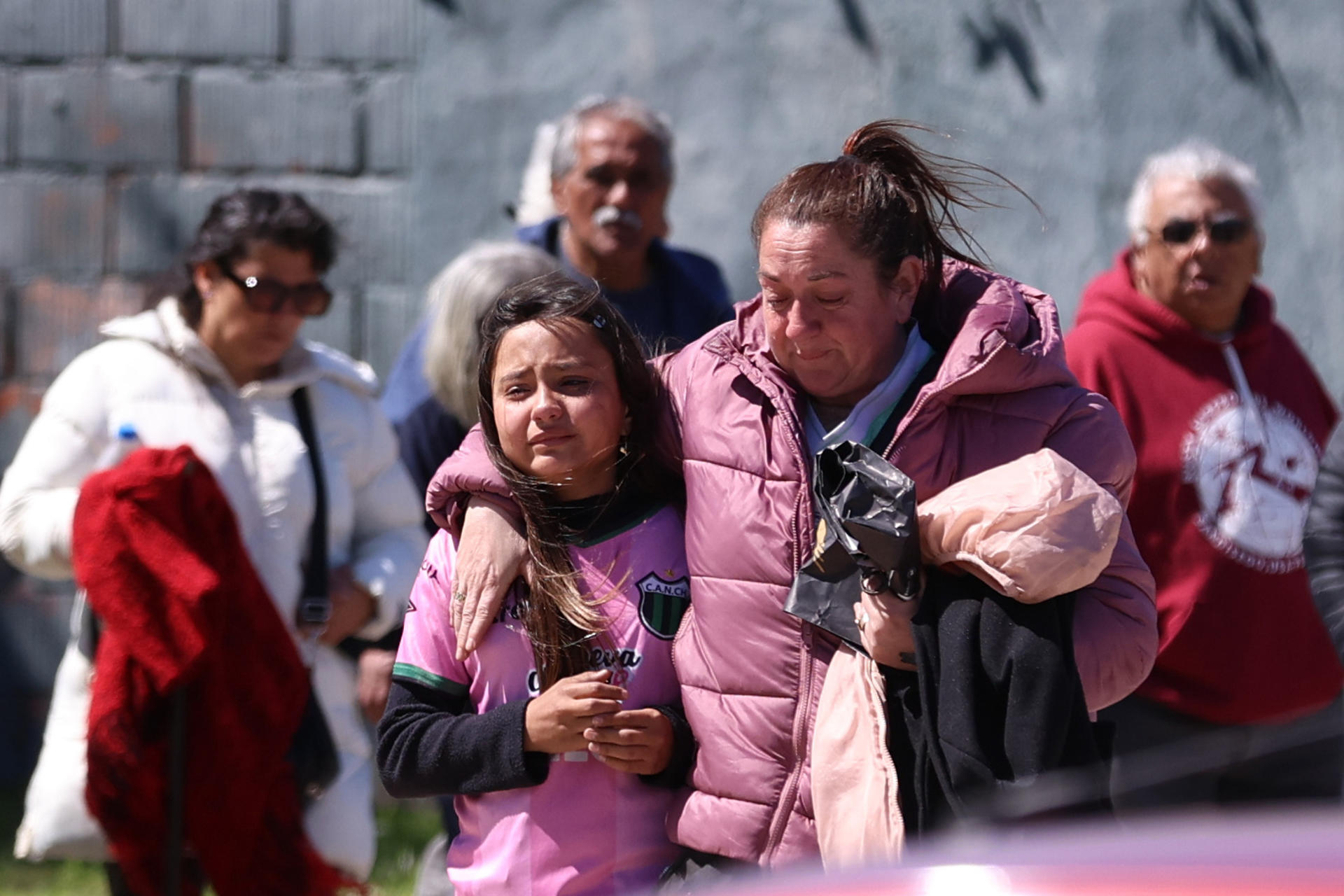 Familiares de Brenda del Castillo y Morena Verdi, víctimas de feminicidio, asisten al funeral en el cementerio Las Praderas este viernes, en Buenos Aires (Argentina). EFE/ Adan González
