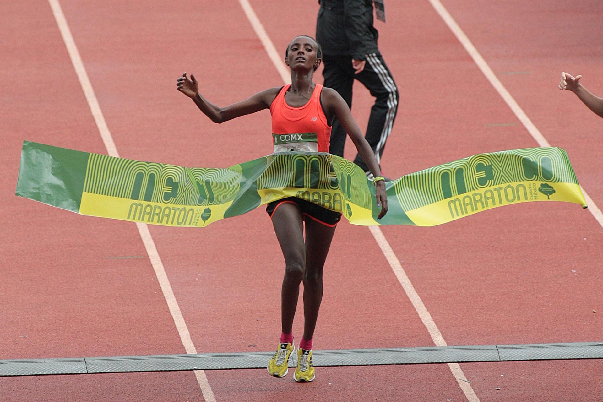 Fotografía de Alex Cruz, en la que puede verse en una imagen de archivo del 31 de agosto de 2014 a la atleta etíope Shewarge Amare Alene. EFE