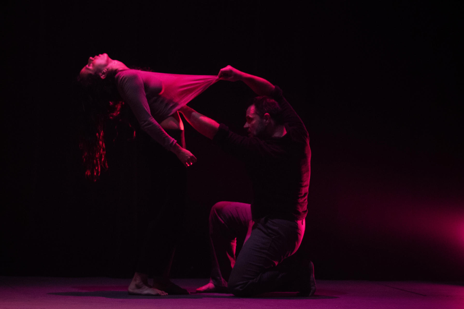 Bailarines de la compañía española Provisional Danza se presentan en la jornada inaugural de la vigésima edición del Festival Internacional de Danza Contemporánea Edanco este viernes, en el Palacio de Bellas Artes en Santo Domingo (República Dominicana). EFE/ Orlando Barría