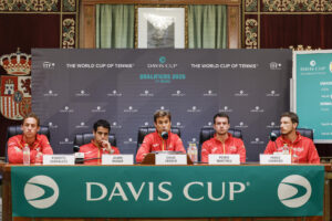 (De izq a der) Los miembros del equipo español de Copa Davis Roberto Carballés, Jaume Munar, el capitán David Ferrer, Pedro Martínez y Pablo Carreño dan una rueda de prensa durante el sorteo de emparejamientos de la segunda clasificatoria de la Copa Davis 2025 este viernes en el Salón de Plenos del Ayuntamiento de Marbella. EFE/ Jorge Zapata