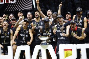 Los jugadores de Alemania celebran la victoria tras la final del Eurobasket que han jugado Alemania y Turquía en Riga, Letonia.EFE/EPA/TOMS KALNINS