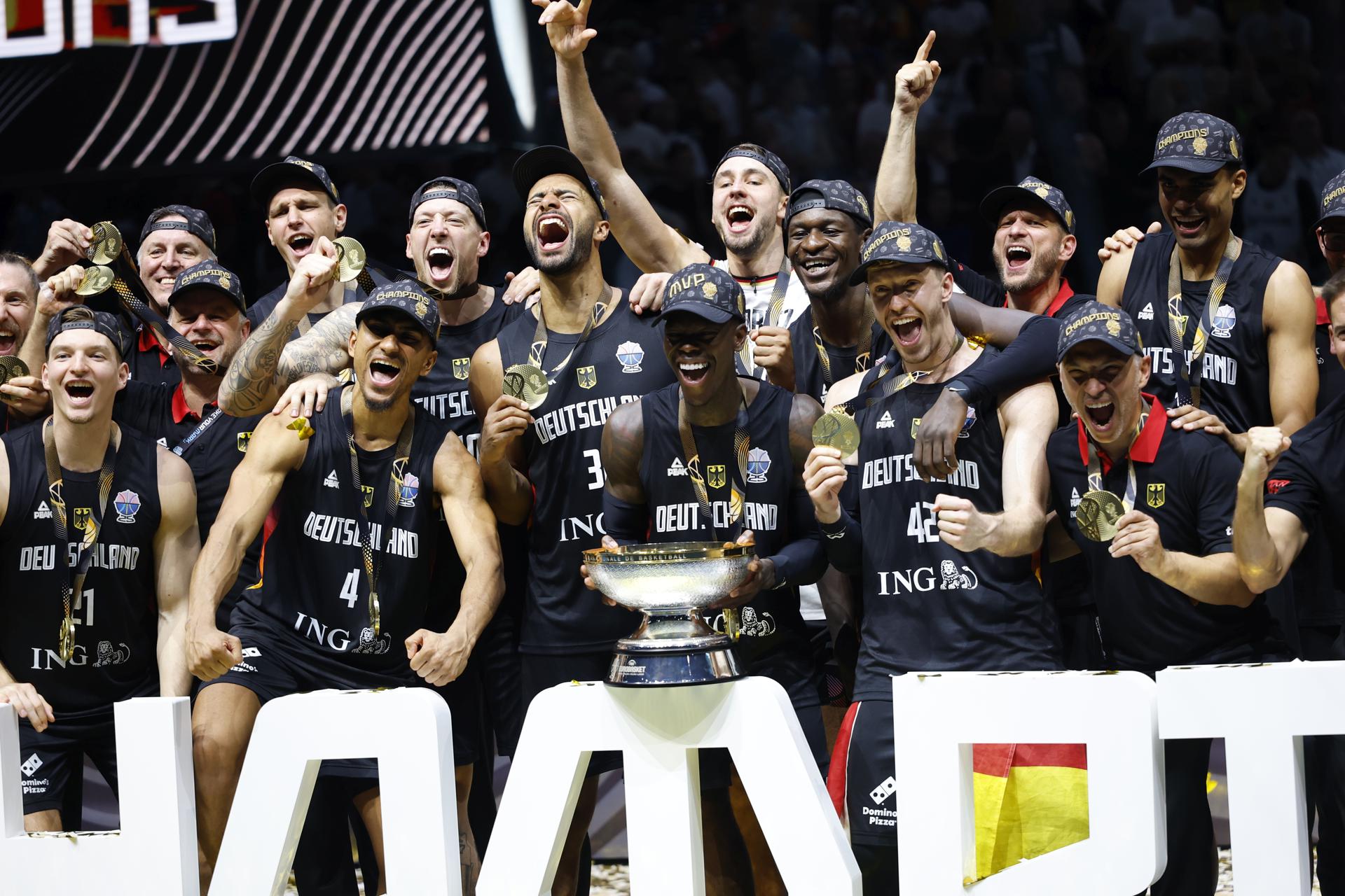 Los jugadores de Alemania celebran la victoria tras la final del Eurobasket que han jugado Alemania y Turquía en Riga, Letonia.EFE/EPA/TOMS KALNINS