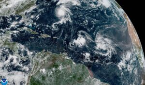 Fotografía satelital cedida este lunes, 22 de septiembre, por la Oficina Nacional de Administración Oceánica y Atmosférica de Estados Unidos (NOAA), a través del Centro Nacional de Huracanes (NHC), que muestra la localización del huracán Gabrielle (c-arriba) en el Atlántico. EFE/NOAA-NHC
