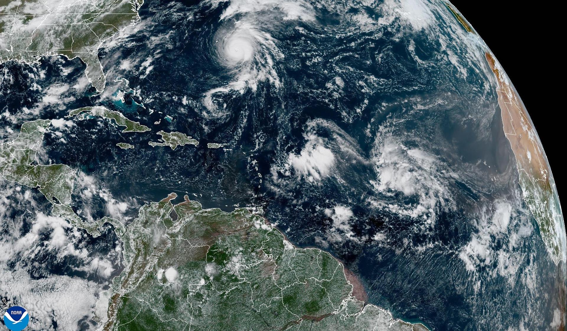 Fotografía satelital cedida este lunes, 22 de septiembre, por la Oficina Nacional de Administración Oceánica y Atmosférica de Estados Unidos (NOAA), a través del Centro Nacional de Huracanes (NHC), que muestra la localización del huracán Gabrielle (c-arriba) en el Atlántico. EFE/NOAA-NHC