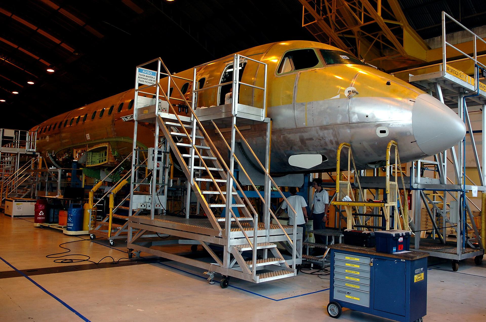Fotografía de archivo de una línea de ensamblaje del constructor aeronáutico brasileño Embraer, en Sao Paulo (Brasil. EFE/Marcelo Sayão