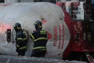 Fotografía del 10 de septiembre de 2025 de bomberos junto a un camión de gas accidentado en la Ciudad de México (México). EFE/ Mario Guzmán