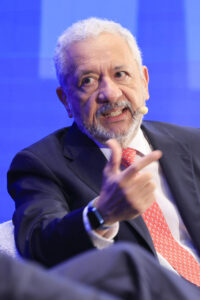 El administrador de la Autoridad del canal de Panamá, Ricaurte Vázquez Morales, habla durante el evento 'La Adaptabilidad del canal de Panamá Frente a un mundo en Transformación: Comercio, Clima y Geopolítica' este martes, en Ciudad de Panamá (Panamá). EFE/ Bienvenido Velasco