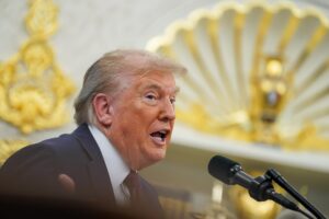 El presidente de Estados Unidos, Donald Trump, habla durante un anuncio en el Despacho Oval de la Casa Blanca. EFE/AL DRAGO