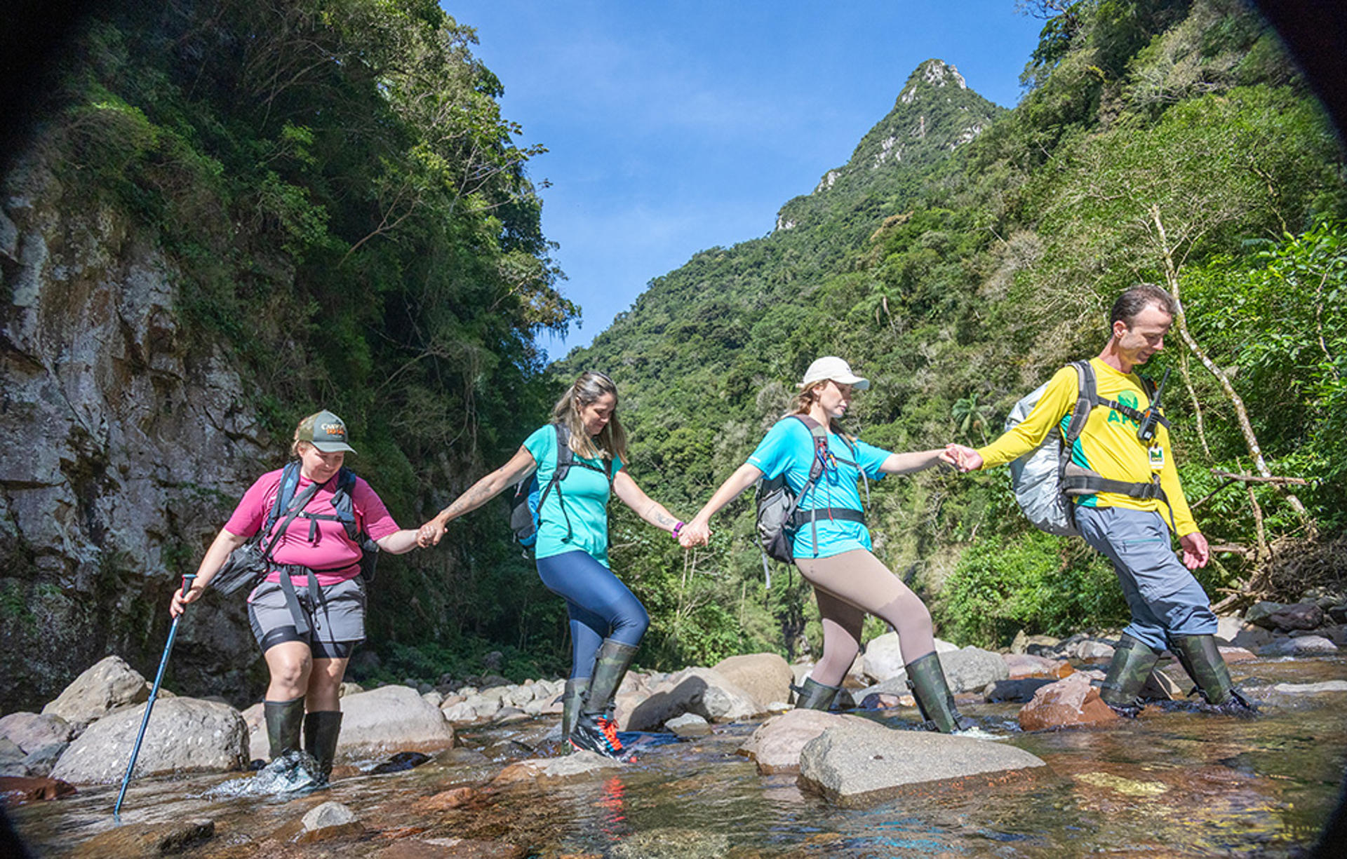 Fotografía cedida por Sebrae/Embratur de un grupo de personas recorriendo el sendero del Rio do Boi, en el geoparque de Caminho dos Cânions do Sul (Camino de los Cañones del Sur), en Praia Grande, estado de Santa Catarina (Brasil). EFE/ Sebrae/Embratur