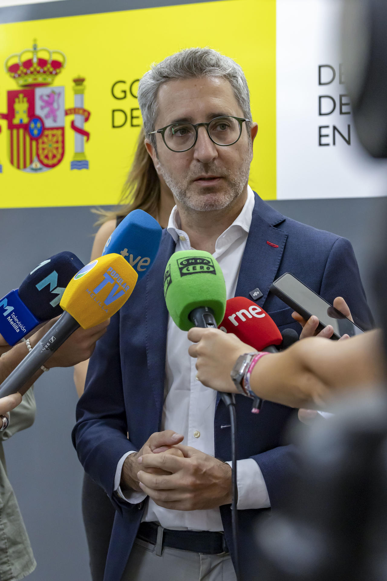 MELILLA, 23/09/2025.- El secretario de Estado de Política Territorial, Arcadi España, atiende a los medios en el marco de la firma por parte del Gobierno de los expedientes de tres menores migrantes que serán trasladados a otras comunidades autónomas, los primeros que se llevan a cabo en España en el procedimiento de reubicación y que deberán ser materializados en un plazo de cinco días naturales, este martes en Melilla. EFE/ Giner
