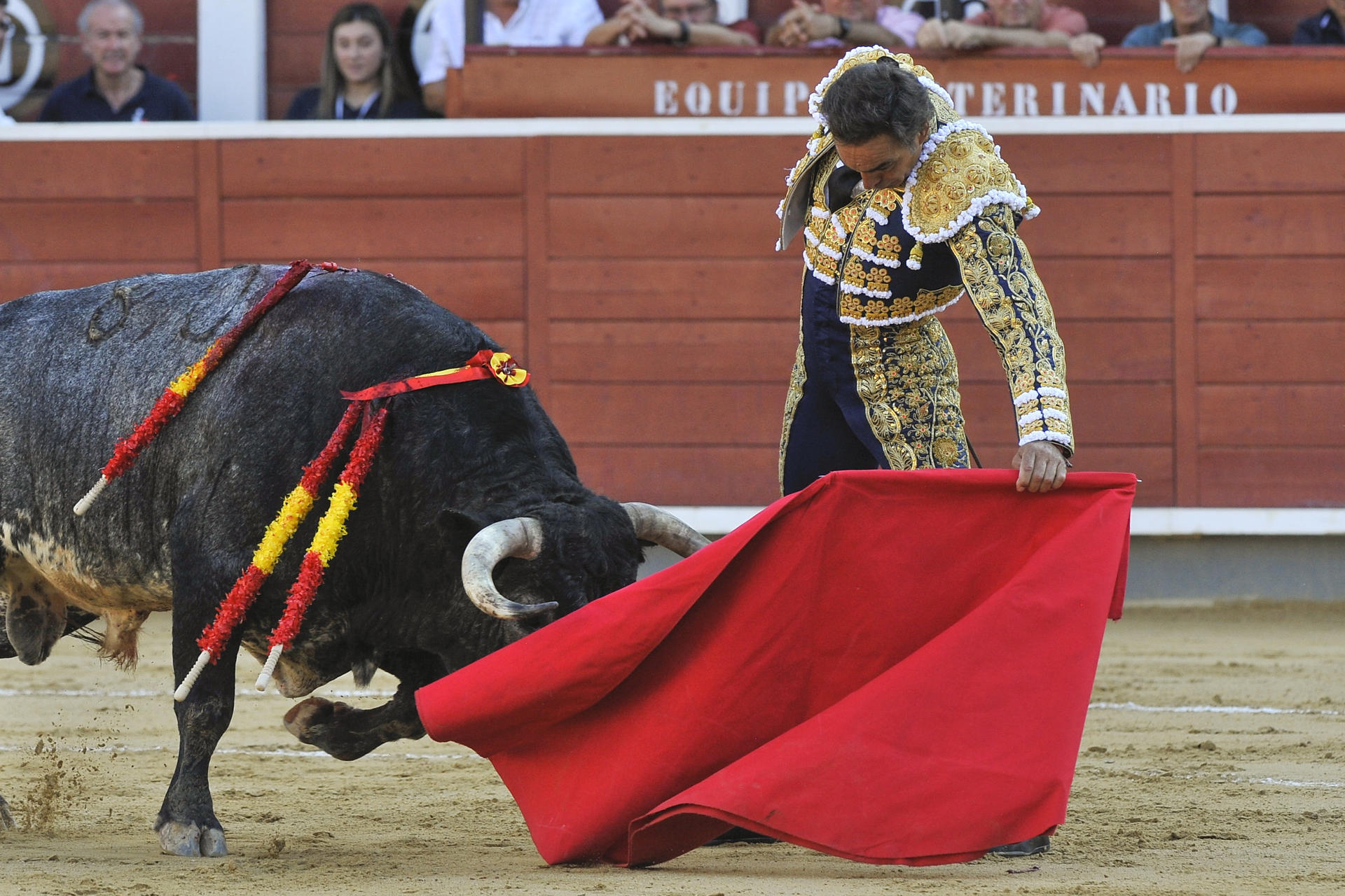 El diestro Manuel Jesús El Cid durante el festejo de este lunes en la Feria de Albacete. EFE/ Manu