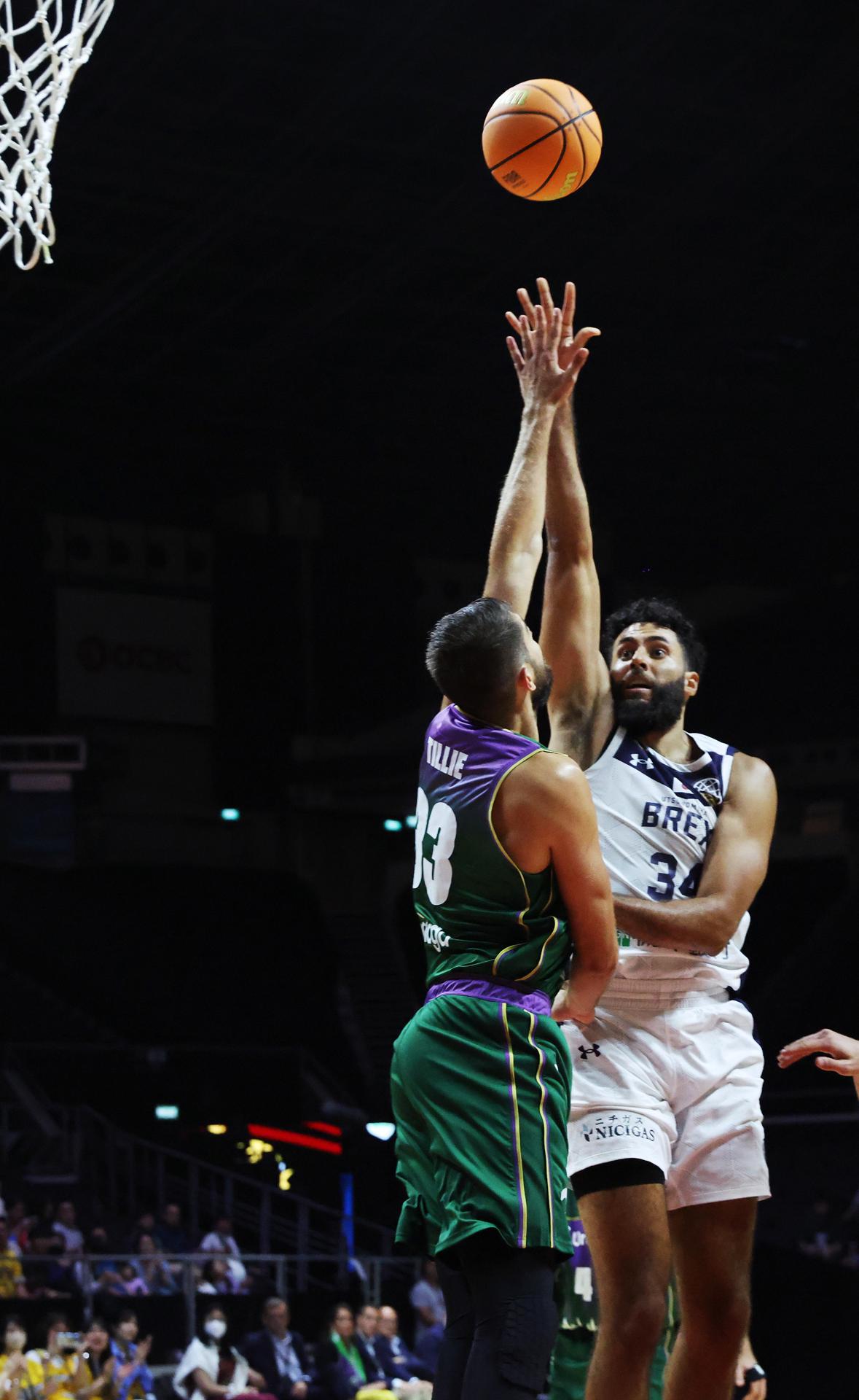 Killian Tillie (i) del Unicaja y Grant Jerrett (d) del Utsunomiya Brex. EFE/EPA/HOW HWEE YOUNG
