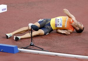 Daniel Arce, tras caer lesionado en su serie de los 3000 m. obstáculos en los Mundiales de Atletismo 20025 en Tokio.EFE/EPA/ALEX PLAVEVSKI EFE/EPA/KIYOSHI OTA