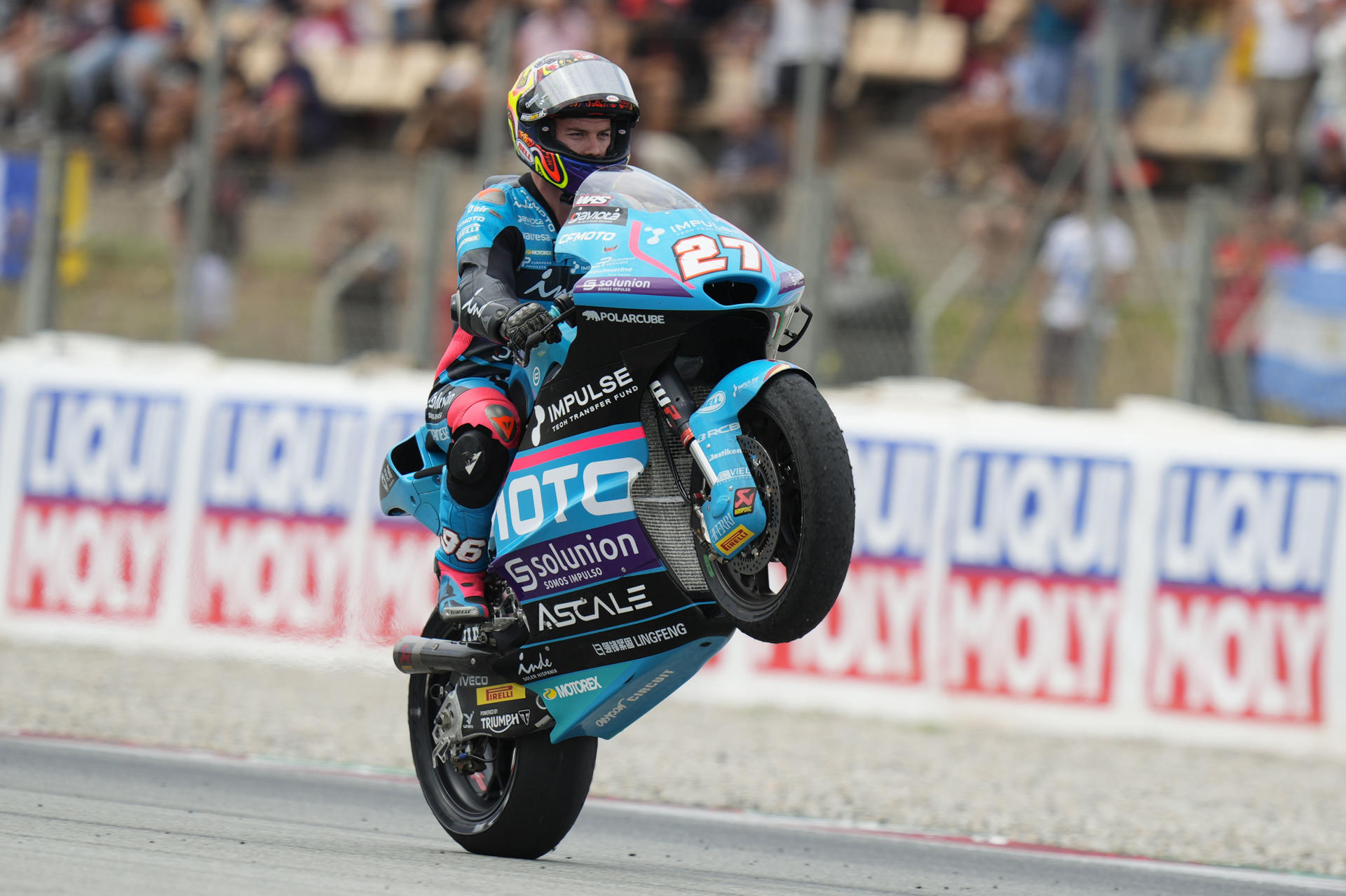 El piloto español de Moto2 Daniel Holgado (CFMoto Inde Aspar Team) celebra su victoria en el Gran Premio de Cataluña, que se disputa en el circuito de Barcelona-Cataluña en Montmeló. EFE/ Siu Wu