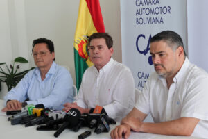 El presidente de la Cámara Automotriz Boliviana (CAB), Jhonny Salvatierra (c), habla durante una rueda de prensa este miércoles, en Santa Cruz (Bolivia). EFE/Juan Carlos Torrejón