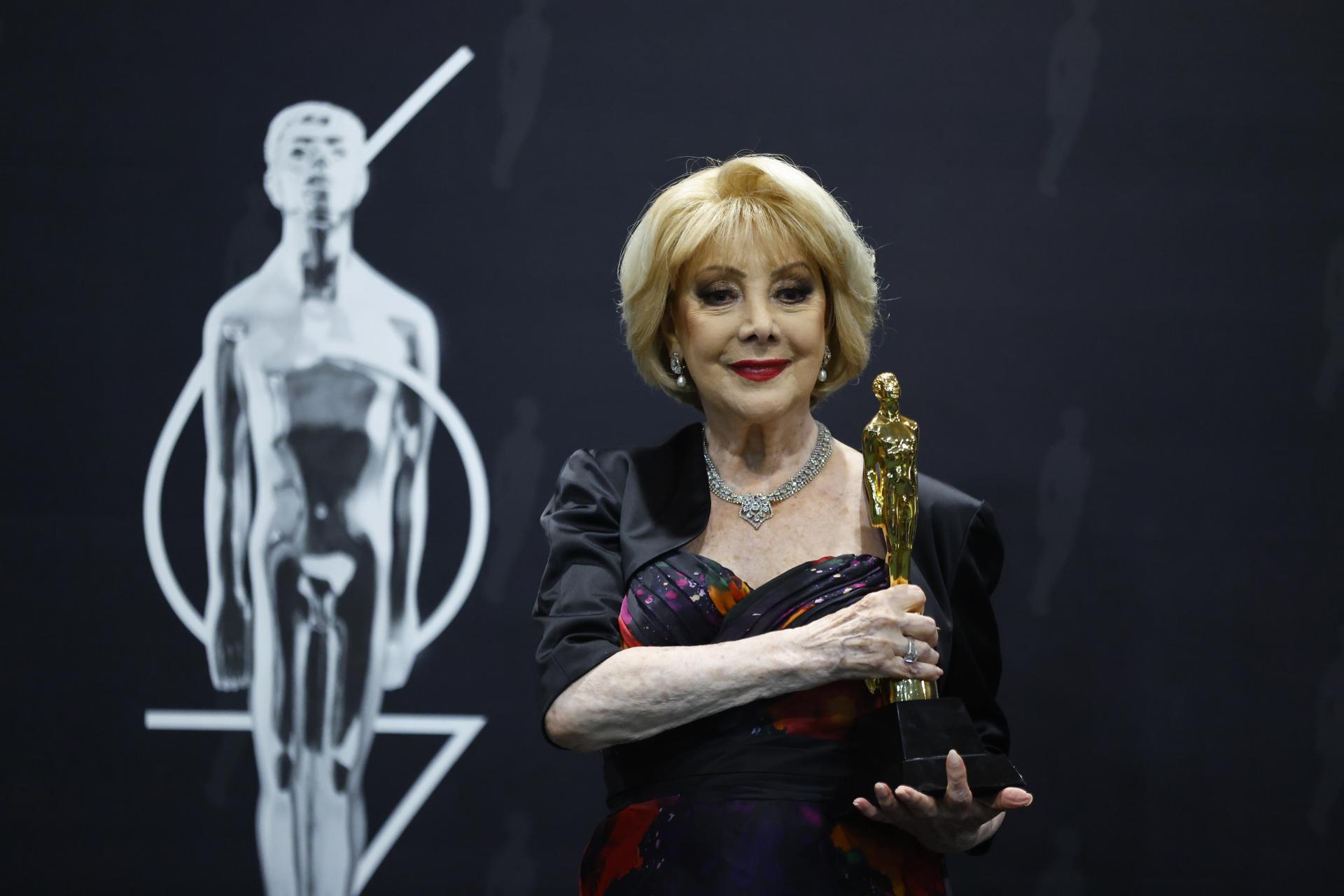La actriz mexicana Jacqueline Andere posa con la estatuilla Ariel de Oro. EFE/ Francisco Guasco