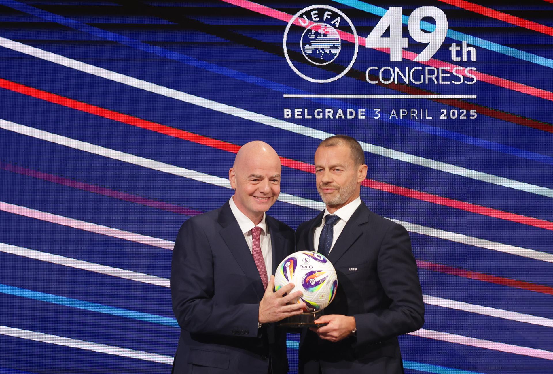 Belgrade (Serbia), 03/04/2025.- Los presidentes de FIFA Gianni Infantino (L) y UEFA Aleksander Ceferin posan el pasado 3 de abril en Belgrado. EFE/EPA/ANDREJ CUKIC