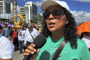 La integrante de la parroquia San Isidro, del Comité de Bienes Comunes y Públicos de Tocoa y de la Comisión Nacional de Ecología Integral, Roxana Romero, habla durante una entrevista con EFE este 13 de septiembre de 2025, en Tegucigalpa (Honduras). EFE/Germán Reyes