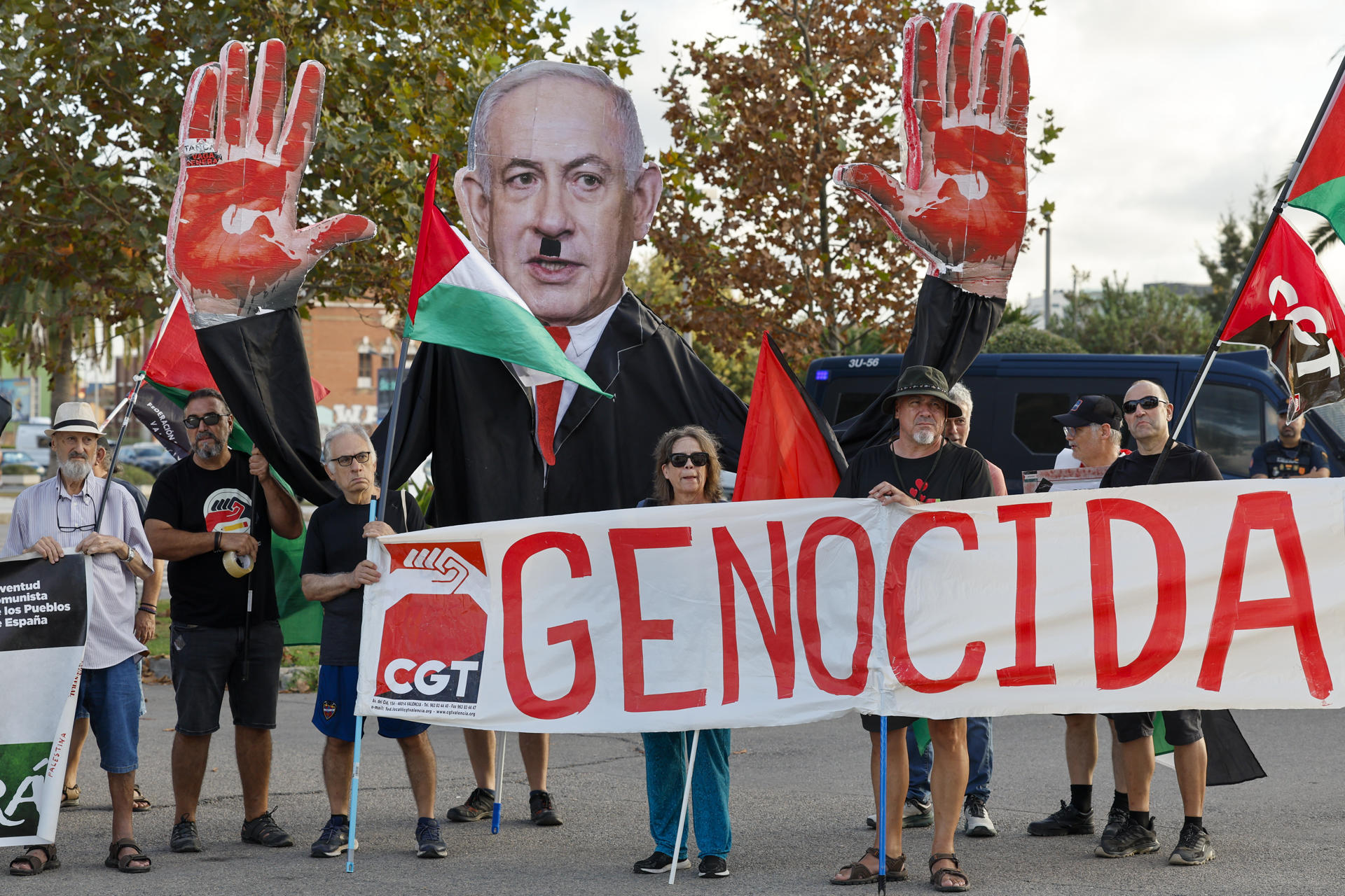 Entidades de apoyo a Palestina celebran una concentración bajo el lema "Cap port per al genocidi. Fi al comerç i trànsit d'armes amb Israel" ante la llegada al Puerto de València de un barco con material militar para Israel, según los convocantes de la protesta. EFE/Ana Escobar