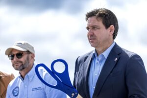 Fotografía de archivo del gobernador de la Florida, Ron DeSantis. EFE/CRISTOBAL HERRERA-ULASHKEVICH
