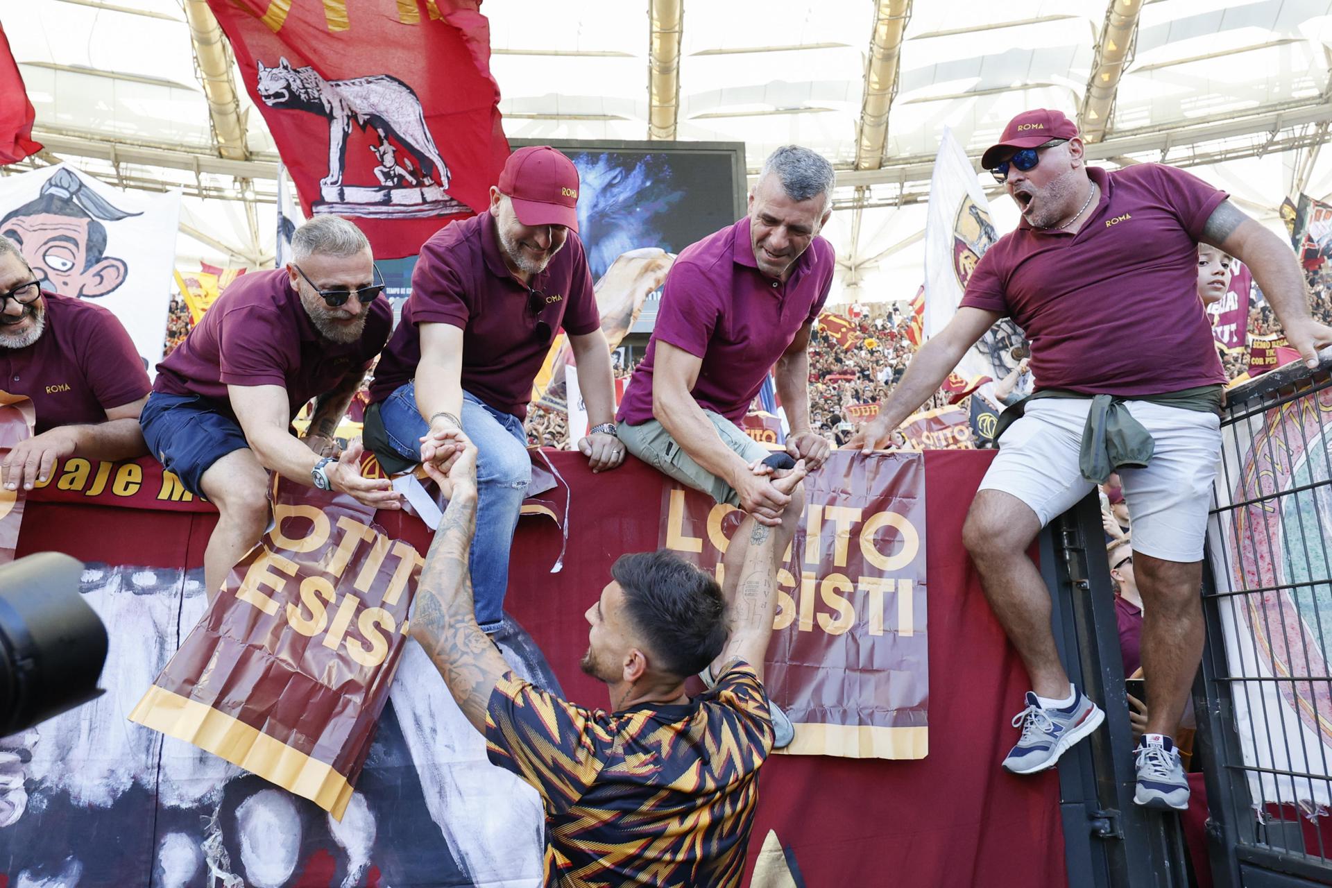 Lorenzo Pellegrini (C), del AS Roma, celebra con los aficionados tras ganar el partido de fútbol de la Serie A italiana entre el SS Lazio y el AS Roma en el Estadio Olímpico de Roma, Italia, el 21 de septiembre de 2025. (Italia, Roma). EFE/EPA/FABIO FRUSTACI