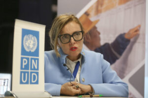 La asesora técnica principal del Proyecto de Asistencia Electoral del Programa de las Naciones Unidas para el Desarrollo (PNUD) en Bolivia, Alessandra Rossi, habla en una entrevista este 24 de septiembre de 2025 en La Paz (Bolivia). EFE/Luis Gandarillas