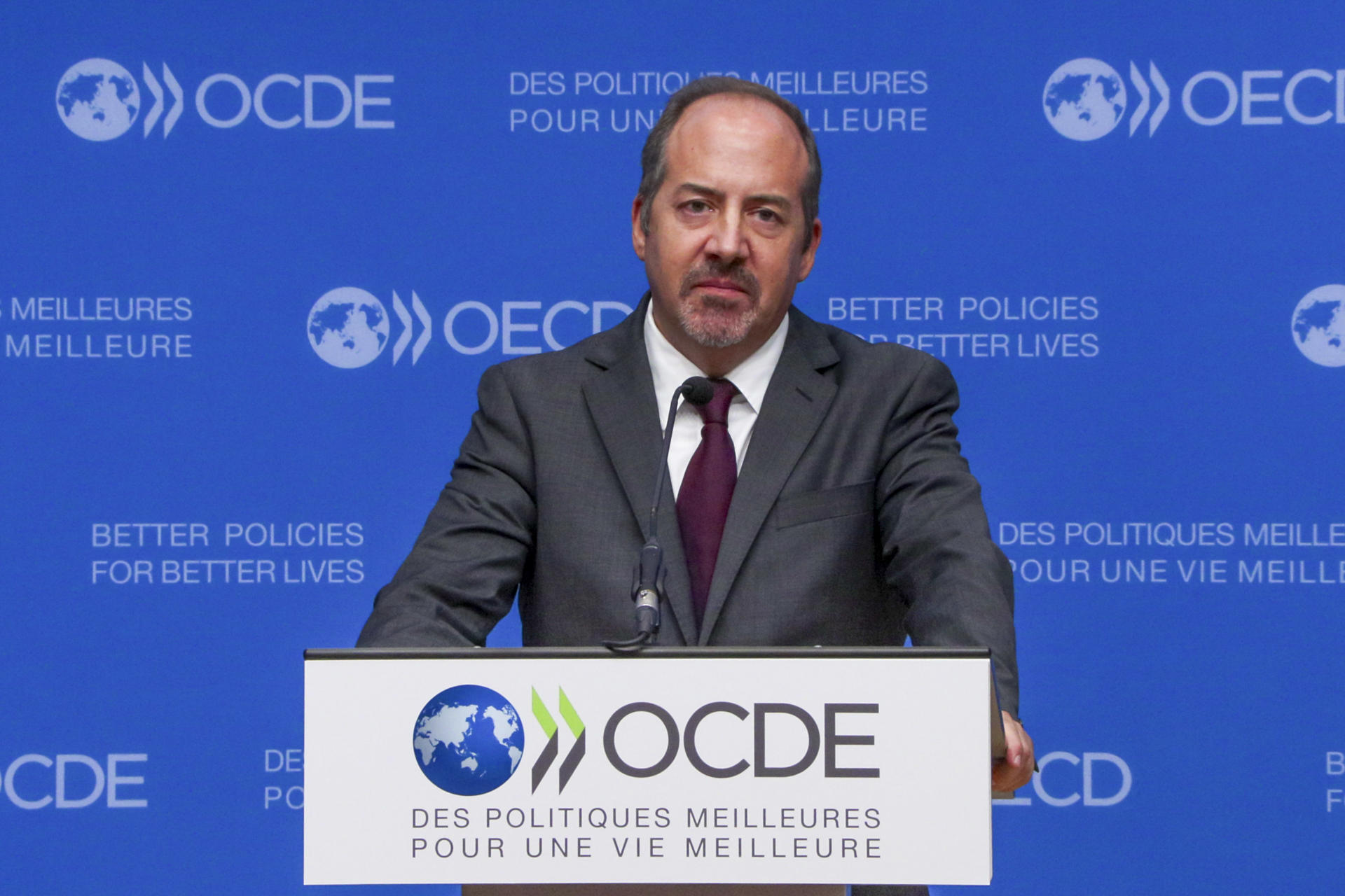 PARÍS (FRANCIA) , 23/09/2025.- Álvaro Pereira, economista jefe de la OCDE, durante la rueda de prensa celebrada este martes para presentar el informe interino de Perspectivas del organismo, en París (Francia). EFE/ Edgar Sapiña Manchado