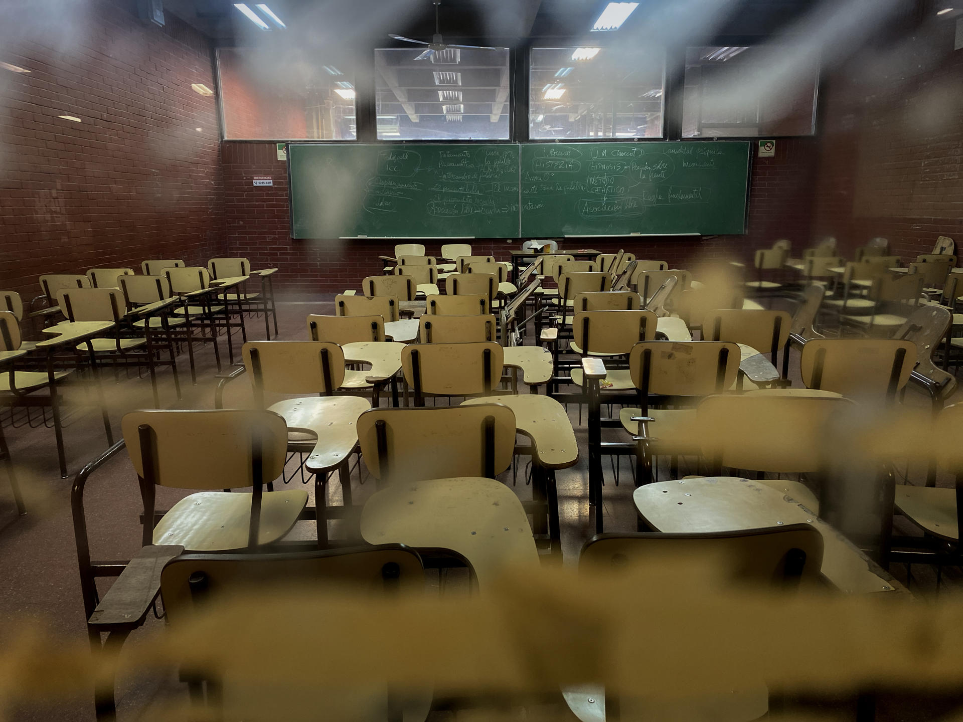 Fotografía de sillas desocupadas en un salón de clases este viernes, en la Universidad de Buenos Aires (Argentina). EFE/ Pablo Barrera
