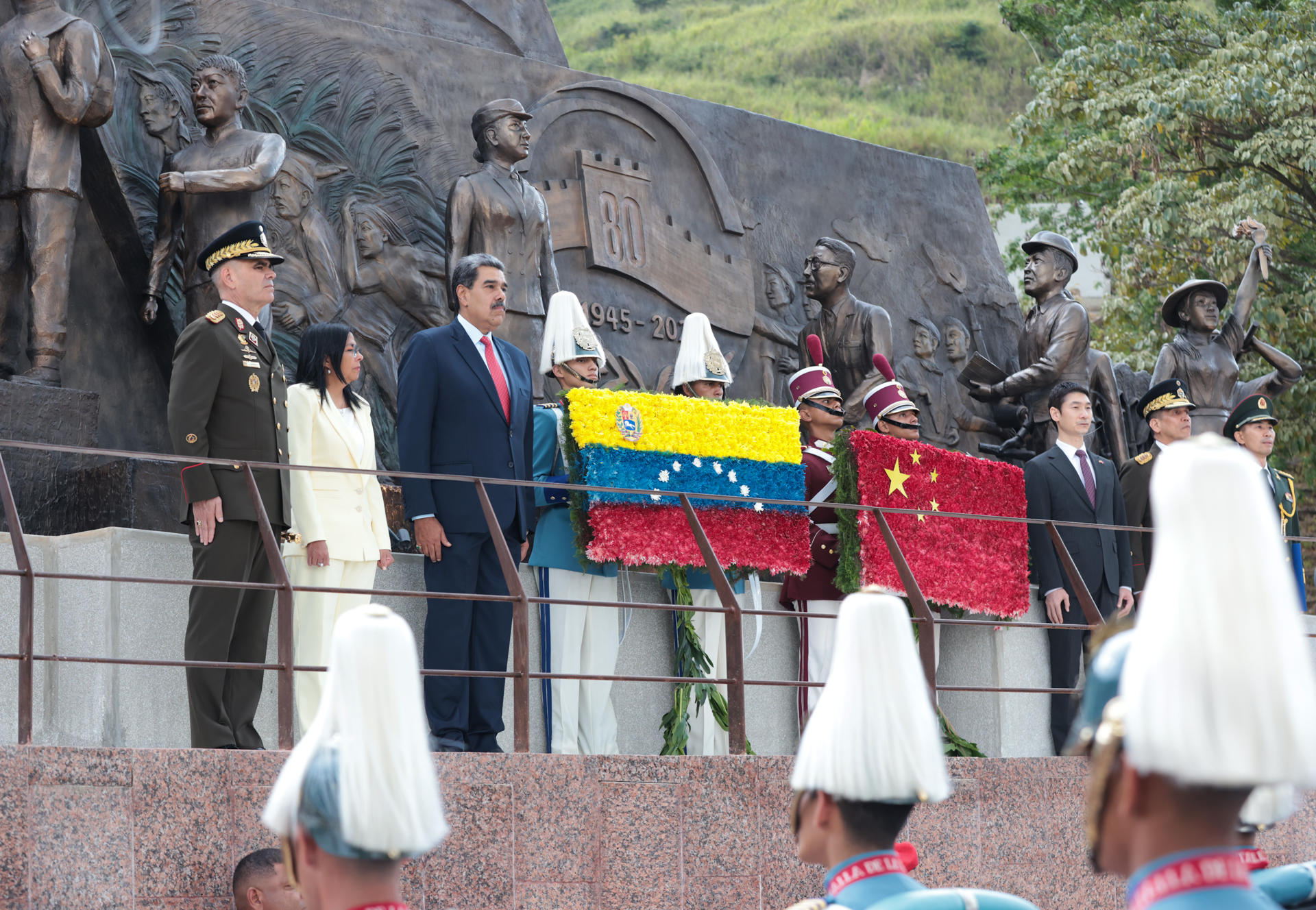 Fotografía cedida donde se observa al presidente de Venezuela, Nicolás Maduro (3-i), junto al embajador de China, Lan Hu (3-d), durante en un acto de Gobierno este 3 de septiembre, en Caracas (Venezuela). EFE/ Palacio de Miraflores