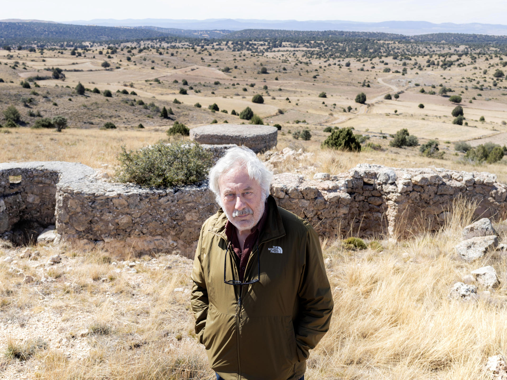 El escritor Julio Llamazares en Teruel, durante el recorrido de presentación a la prensa del libro 'El viaje de mi padre'. EFE/ Jeosm/ Editorial Alfaguara***SOLO USO EDITORIAL/SOLO DISPONIBLE PARA ILUSTRAR LA NOTICIA QUE ACOMPAÑA (CRÉDITO OBLIGATORIO)***