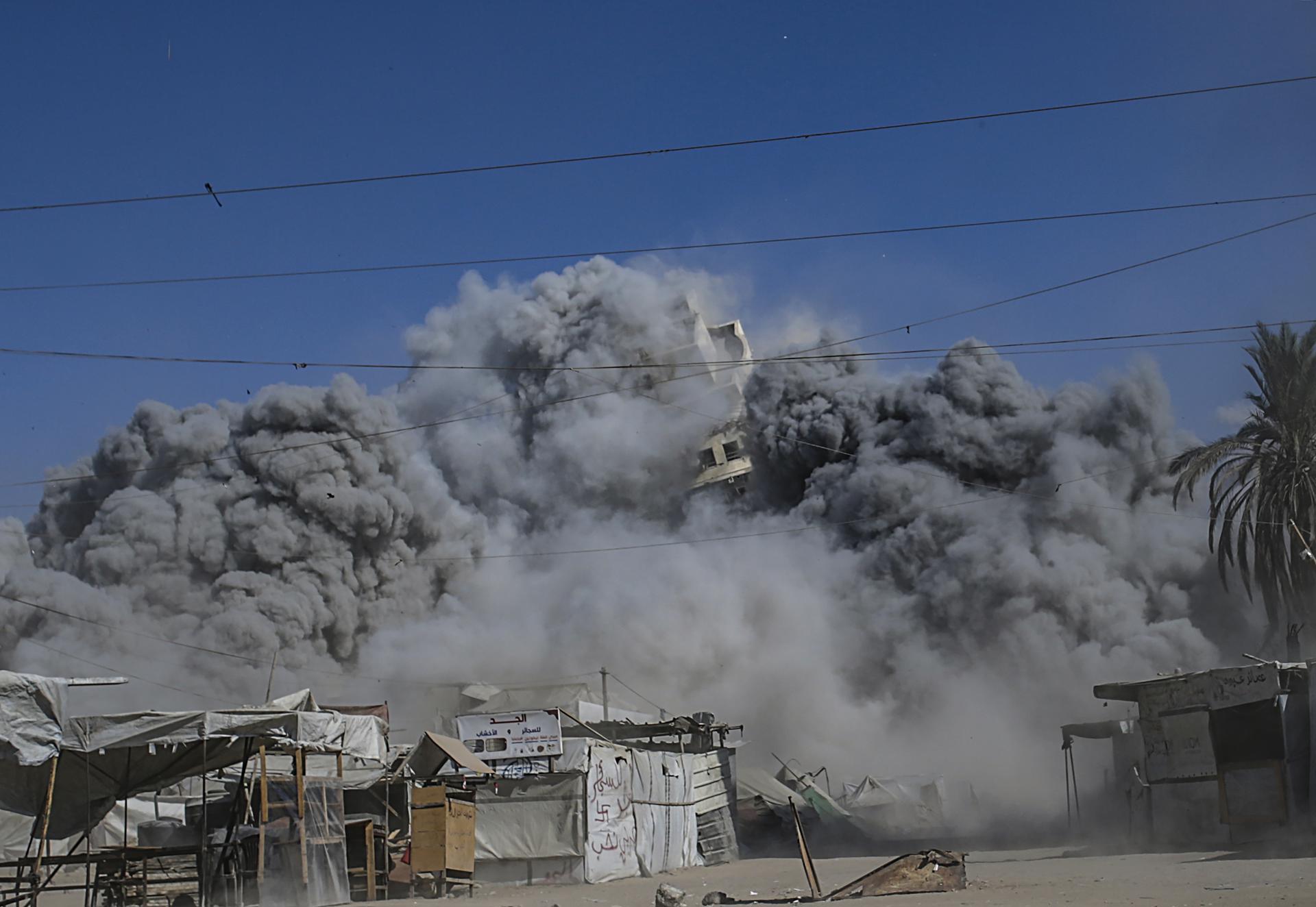 GAZA CITY (---), 08/09/2025.- The al-Roya residential building collapses following an Israeli airstrike in the west of Gaza City, Gaza Strip, 08 September 2025. Israel confirmed the strike, claiming the building was housing 'intelligence gathering means'. EFE/EPA/MOHAMMED SABER

