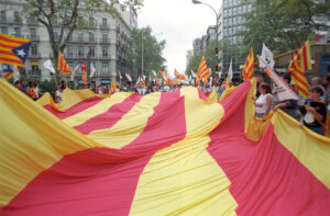 Imagen de archivo del 11/09/1998.- Más de seis mil personas se manifiestan por el centro de Bracelona, convocadas por grupos independentistas, con motivo de la Diada nacional de Cataluña. EFE/Toni Garriga